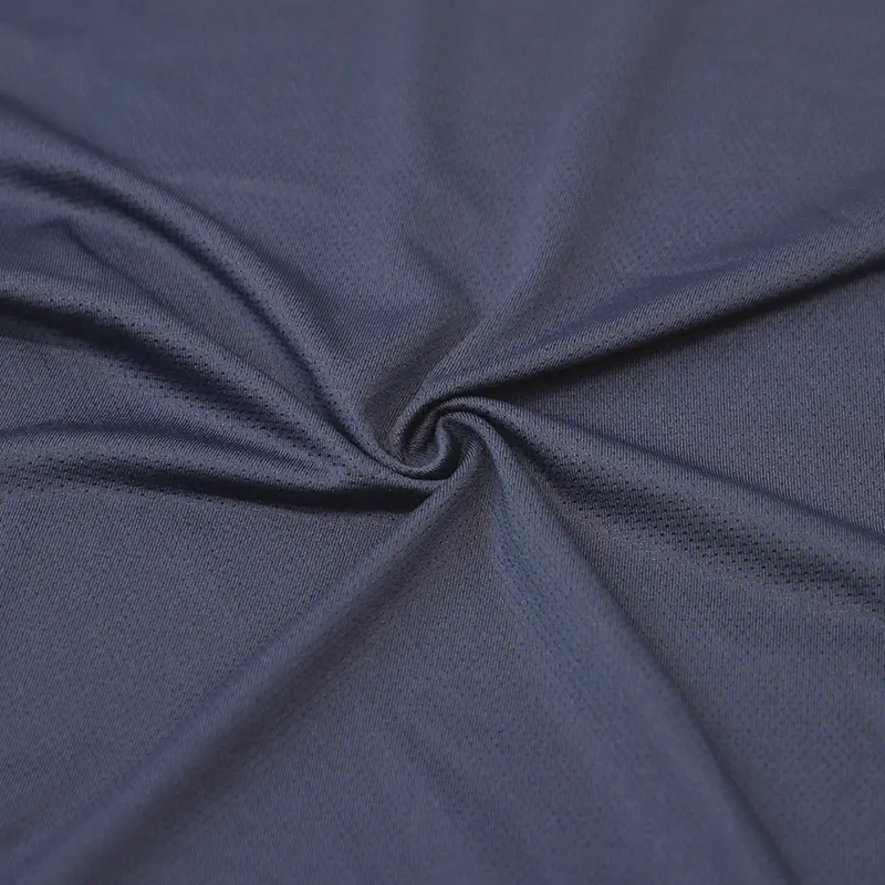Geri dönüştürülmüş polyester kumaş üretmek için ne tür atık malzemeler kullanılır?
